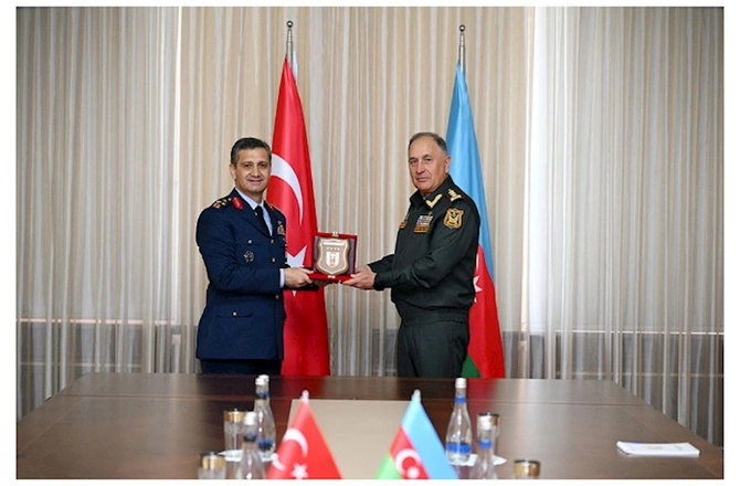 Azərbaycan-Türkiyə hərbi əməkdaşlığı müzakirə olundu — FOTO Azərbaycan-Türkiyə hərbi əməkdaşlığı müzakirə olundu — FOTO
