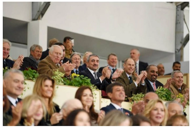 Azərbaycan Britaniya kralına gümüş alətlərin təsvir olunduğu rəsm əsəri hədiyyə etdi — VİDEO/FOTO Azərbaycan Britaniya kralına gümüş alətlərin təsvir olunduğu rəsm əsəri hədiyyə etdi — VİDEO/FOTO