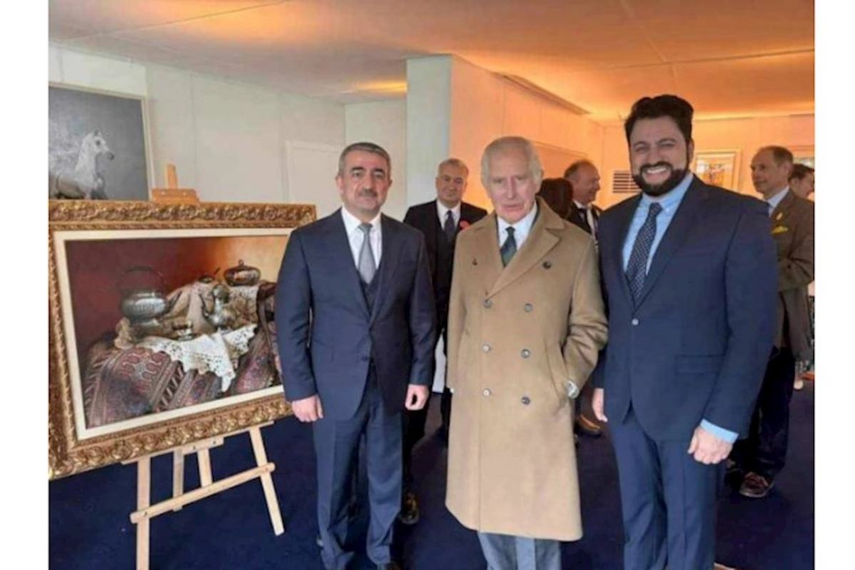 Azərbaycan Britaniya kralına gümüş alətlərin təsvir olunduğu rəsm əsəri hədiyyə etdi — VİDEO/FOTO