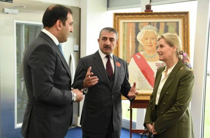 Azərbaycan Britaniya kralına gümüş alətlərin təsvir olunduğu rəsm əsəri hədiyyə etdi — VİDEO/FOTO Azərbaycan Britaniya kralına gümüş alətlərin təsvir olunduğu rəsm əsəri hədiyyə etdi — VİDEO/FOTO