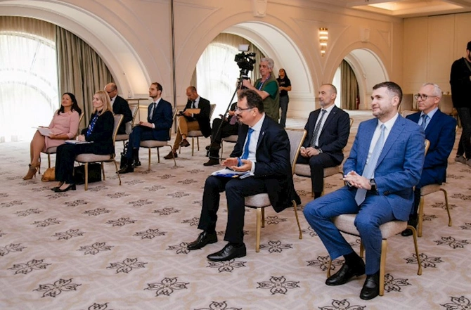 Dünyanın ən böyük beynəlxalq maliyyə institutu Bank Respublikanı seçdi — FOTOLAR