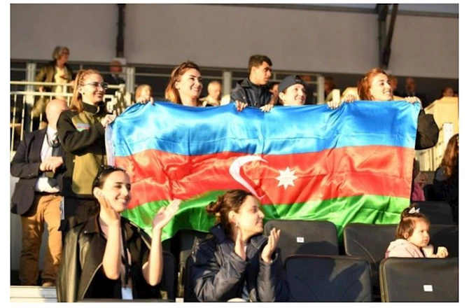 Azərbaycan Britaniya kralına gümüş alətlərin təsvir olunduğu rəsm əsəri hədiyyə etdi — VİDEO/FOTO Azərbaycan Britaniya kralına gümüş alətlərin təsvir olunduğu rəsm əsəri hədiyyə etdi — VİDEO/FOTO