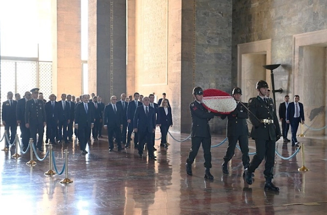 Əli Əsədov Anıtqəbiri ziyarət edib — FOTO