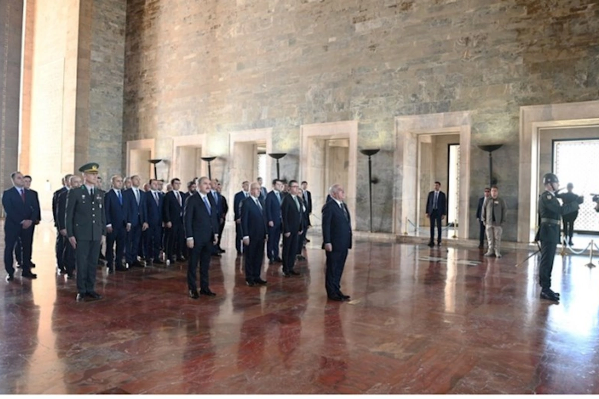 Əli Əsədov Anıtqəbiri ziyarət edib — FOTO