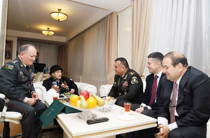 Dövlət Xidməti 102 yaşlı veteranı təltif etdi — FOTOLAR
