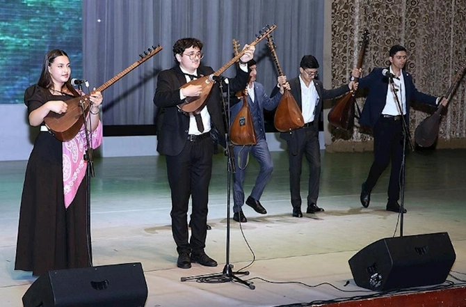 Tələbələr arasında keçirilmiş müsabiqə-festivalın yekun konserti — FOTOLAR