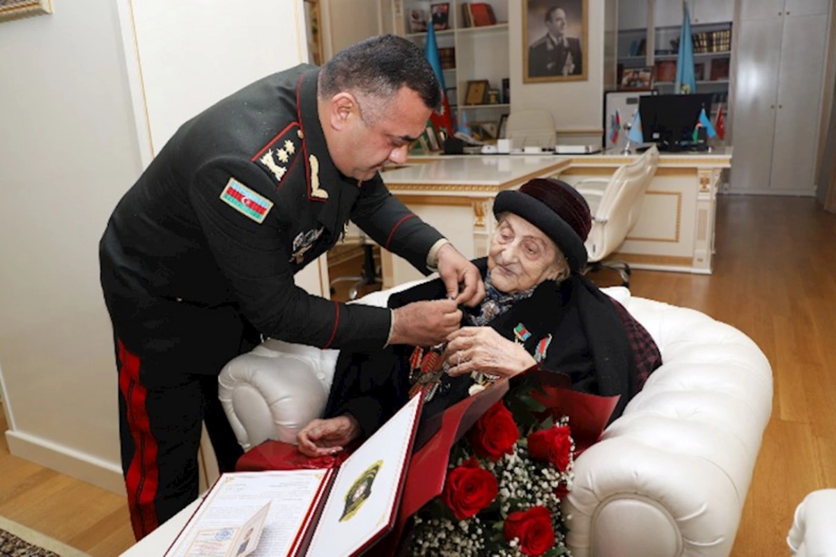 Dövlət Xidməti 102 yaşlı veteranı təltif etdi — FOTOLAR