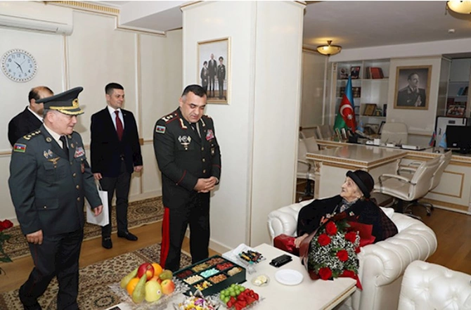 Dövlət Xidməti 102 yaşlı veteranı təltif etdi — FOTOLAR