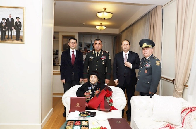 Dövlət Xidməti 102 yaşlı veteranı təltif etdi — FOTOLAR