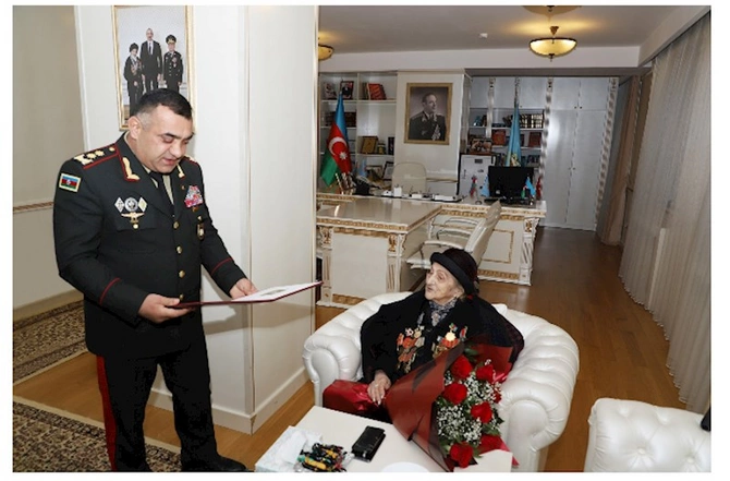 Dövlət Xidməti 102 yaşlı veteranı təltif etdi — FOTOLAR