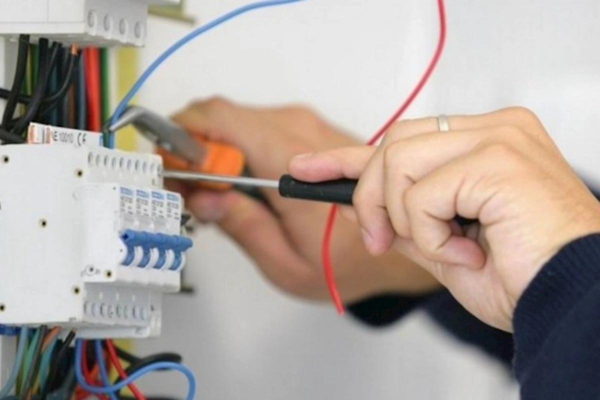 “Azərişıq” ASC-nin əməkdaşını elektrik cərəyanı vurdu