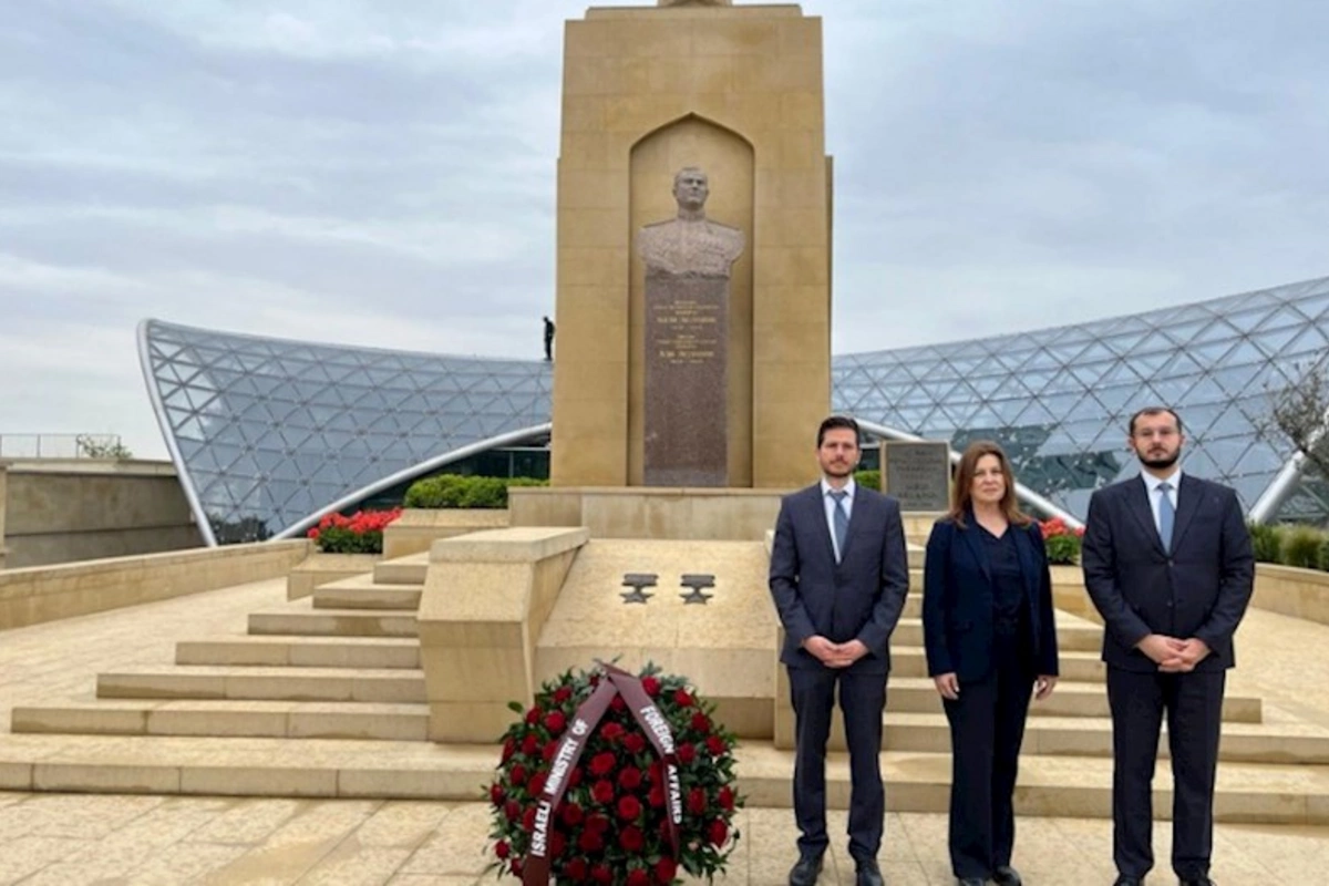 İsrail XİN-in siyasi direktoru Həzi Aslanovun abidəsini ziyarət etdi