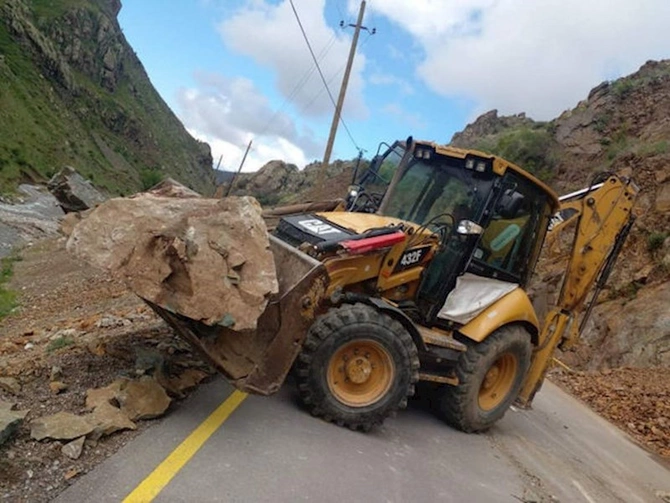 Azərbaycanda qaya uçqunu olub — FOTOLAR Azərbaycanda qaya uçqunu olub — FOTOLAR
