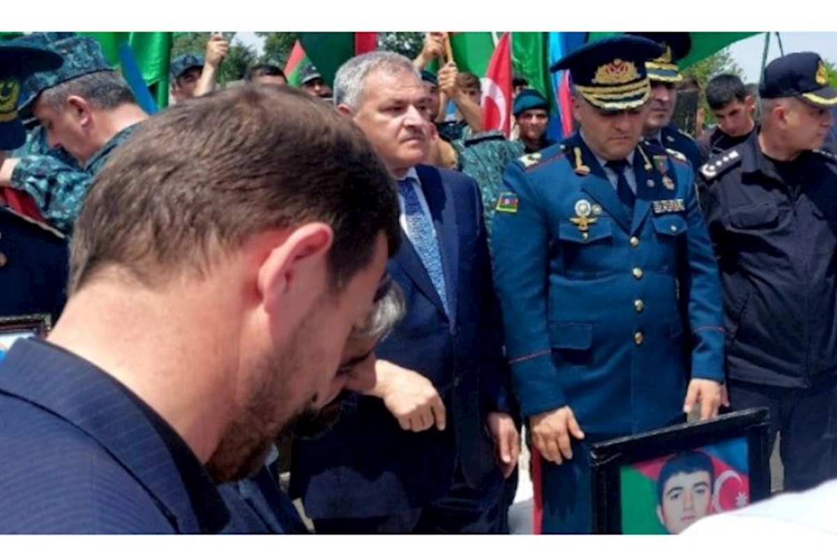 İldırım vurması nəticəsində həlak olan mayor dəfn edildi