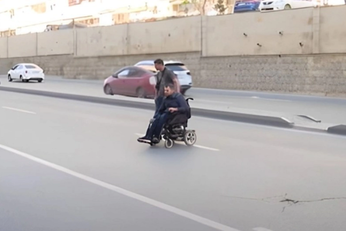 Bakı küçələrində pandus və keçid problemi: Vəziyyət ürəkaçan deyil — VİDEO