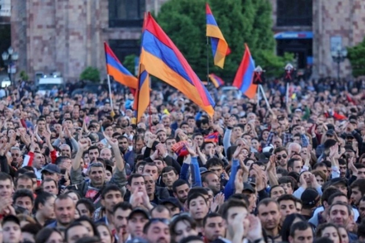 İrəvanda minlərlə etirazçı parlamentin yaxınlığına toplaşdı: Dağılışmayacağıq