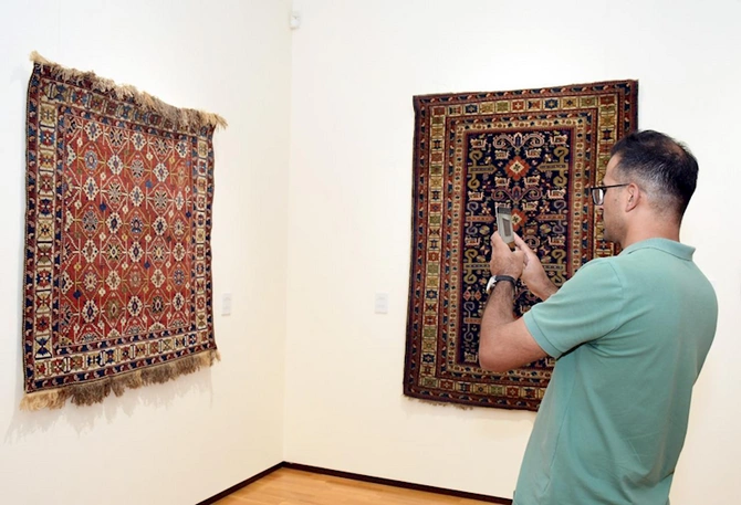 Azərbaycanın sənət incilərində yaşayan milli irsi” — Daşkənddə sərgi açılıb