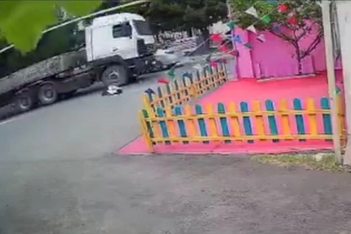 Yolu keçmək istəyən kişini ağırtonnajlı maşın vurdu — ANBAAN VİDEO