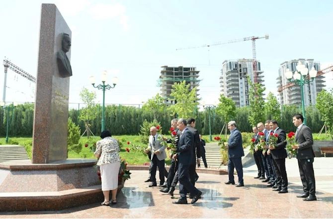 Daşkənddə Ümummilli lider Heydər Əliyevin abidəsi ziyarət olundu — FOTOLAR Daşkənddə Ümummilli lider Heydər Əliyevin abidəsi ziyarət olundu — FOTOLAR
