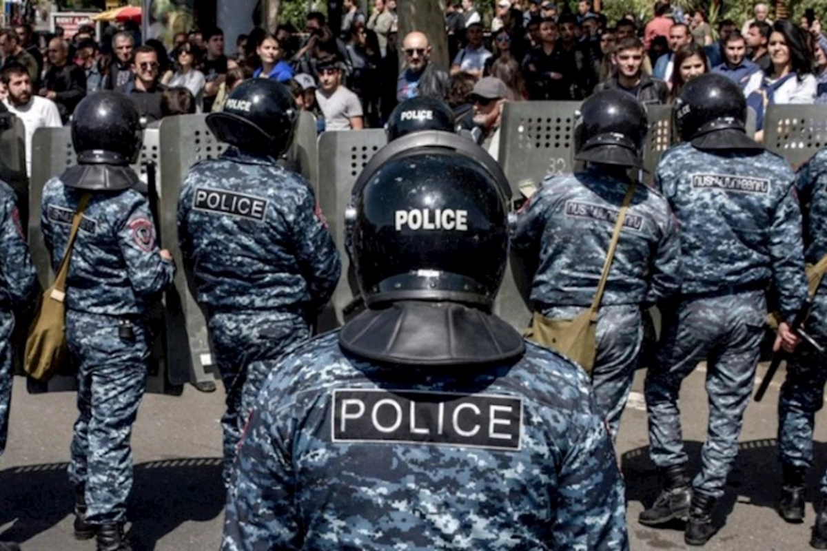 Ermənistan parlamenti yaxınlığında polislə etirazçılar arasında toqquşma olub