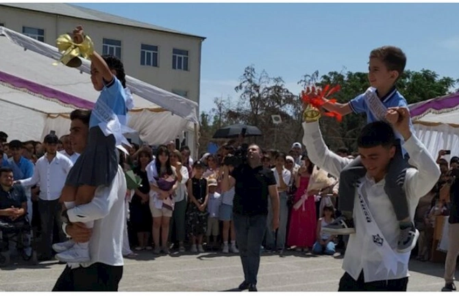 Xəzər rayonu 117 nömrəli tam orta məktəbində “Son zəng” — FOTOLAR