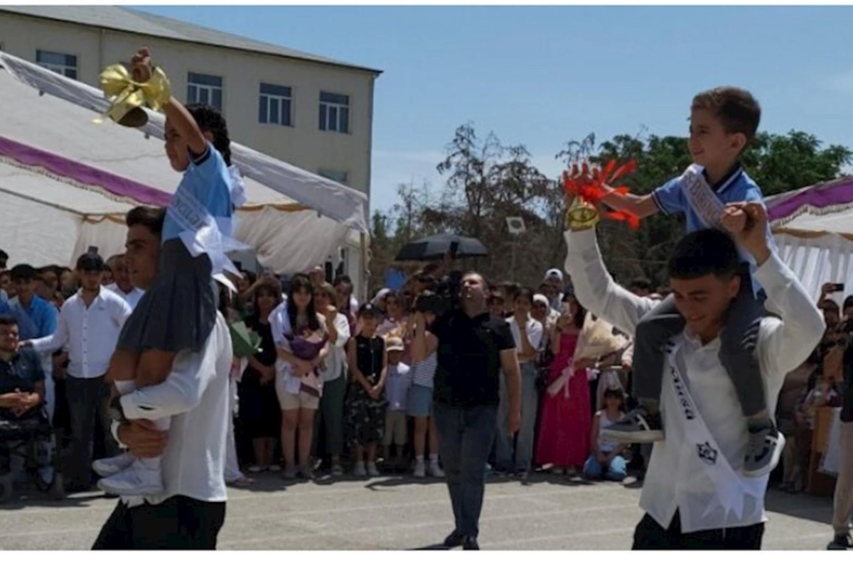 Xəzər rayonu 117 nömrəli tam orta məktəbində “Son zəng” — FOTOLAR
