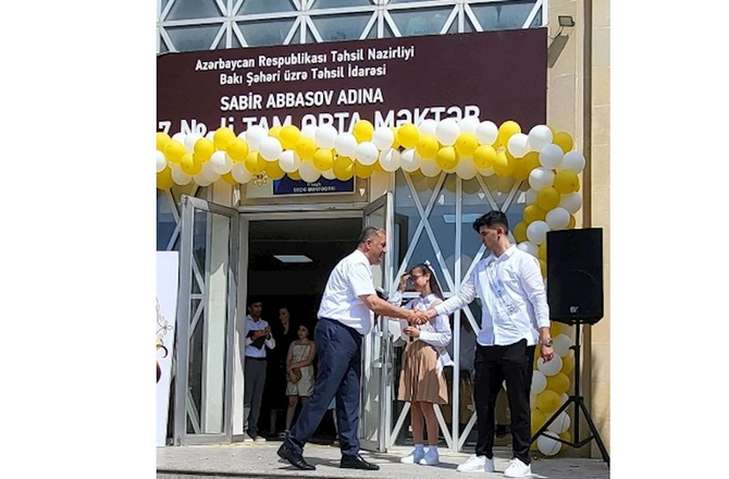 Xəzər rayonu 117 nömrəli tam orta məktəbində “Son zəng” — FOTOLAR