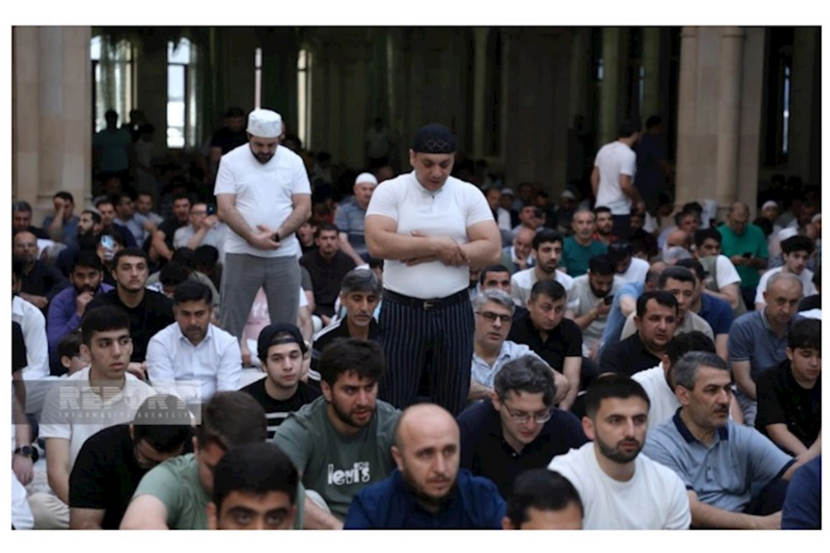 Bakıda Əjdərbəy məscidində bayram namazı qılınıb