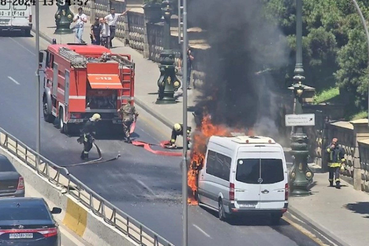 Bakıda hotelin qarşısında mikroavtobus yanıb, yolda sıxlıq yaranıb