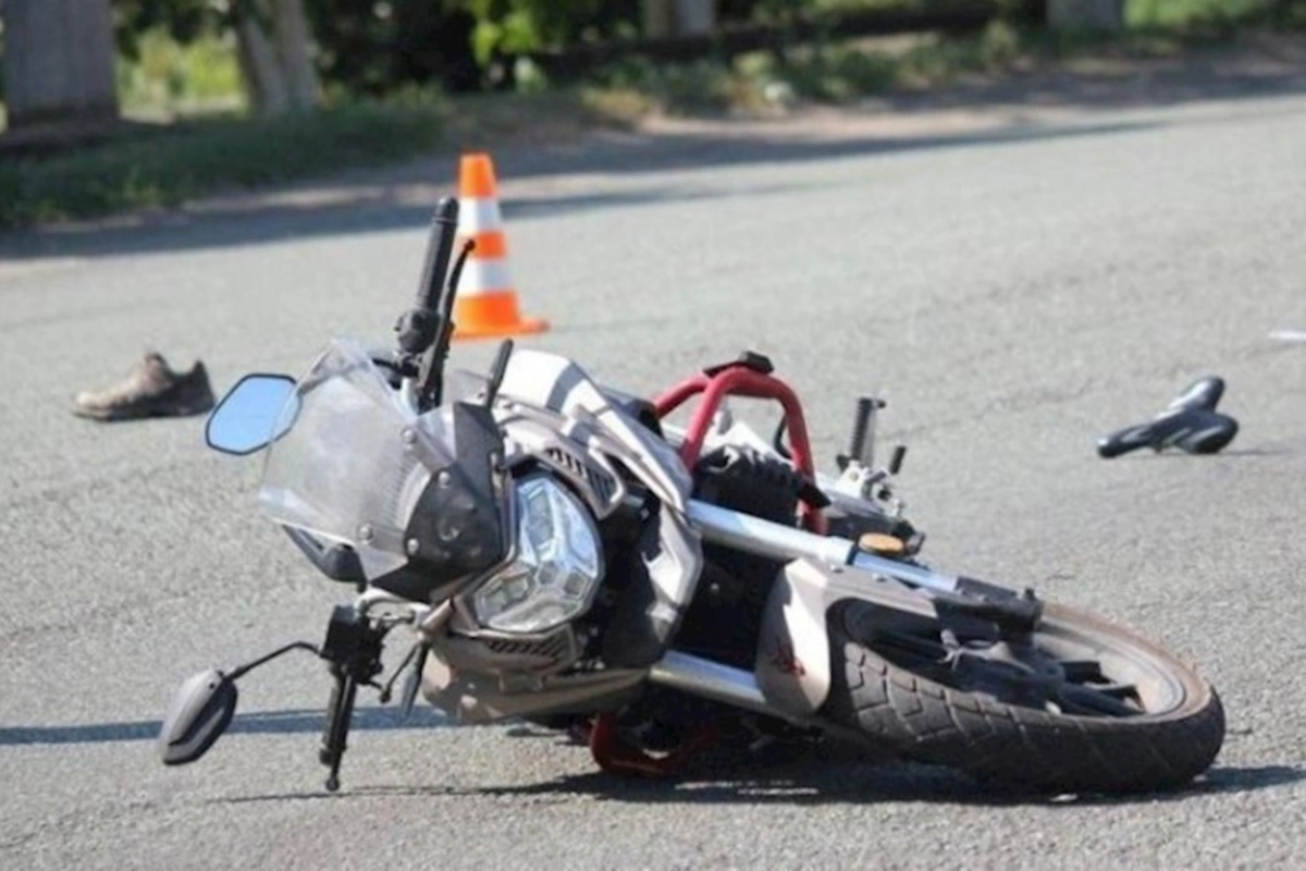 Bakıda motosikletçini avtomobil vuraraq xəsarət yetirib