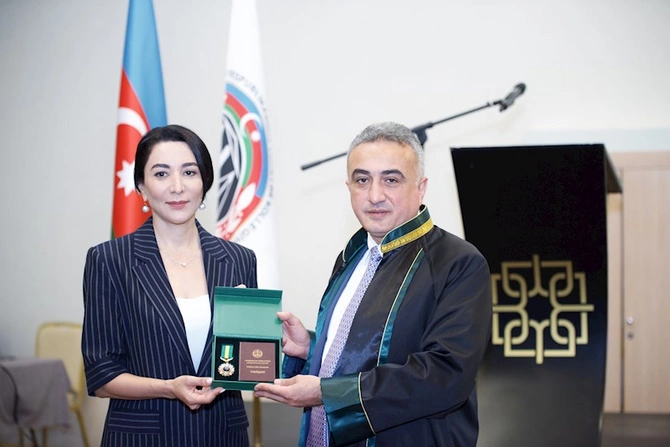Vəkilliyə namizədlərin təntənəli andiçmə mərasimi olub, habelə bir qrup jurnalist təltif edilib — FOTOLAR Vəkilliyə namizədlərin təntənəli andiçmə mərasimi olub, habelə bir qrup jurnalist təltif edilib — FOTOLAR