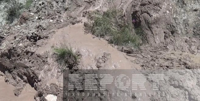 İsmayıllıda torpaq sürüşməsi: evlər təhlükəli vəziyyətə düşüb (FOTOLAR)