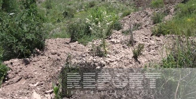 İsmayıllıda torpaq sürüşməsi: evlər təhlükəli vəziyyətə düşüb (FOTOLAR)