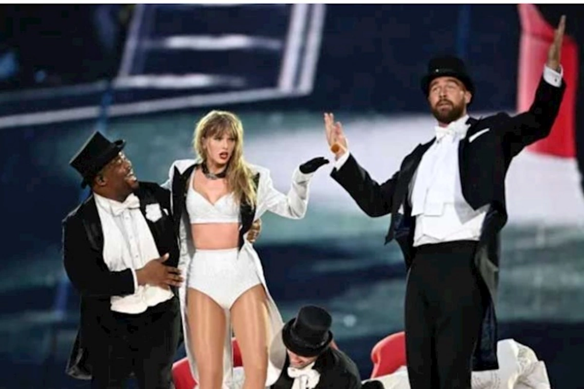 Teylor Svift səhnəyə sevgilisi ilə çıxdı — FOTO