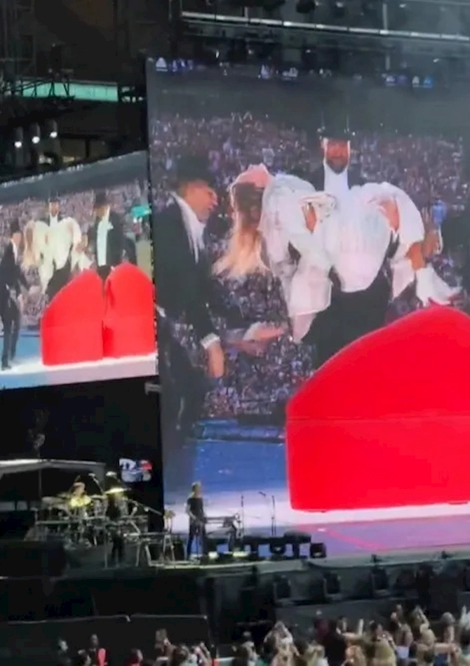 Teylor Svift səhnəyə sevgilisi ilə çıxdı — FOTO Teylor Svift səhnəyə sevgilisi ilə çıxdı — FOTO