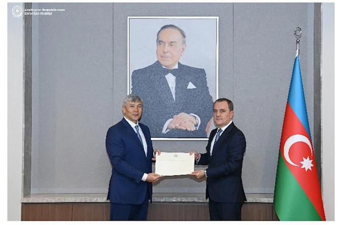 Ceyhun Bayramov Qırğız Respublikasının yeni səfirini qəbul etdi