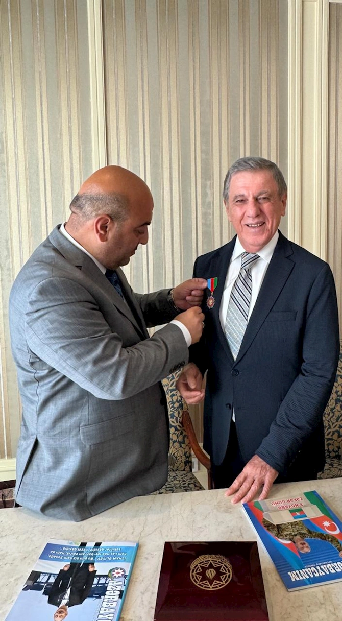Keçmiş nazir “Azərbaycanın dostu” qızıl ordeninə layiq görülüb — FOTOLAR Keçmiş nazir “Azərbaycanın dostu” qızıl ordeninə layiq görülüb — FOTOLAR
