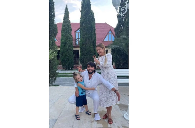 Elşaddan xanımı ilə FOTO