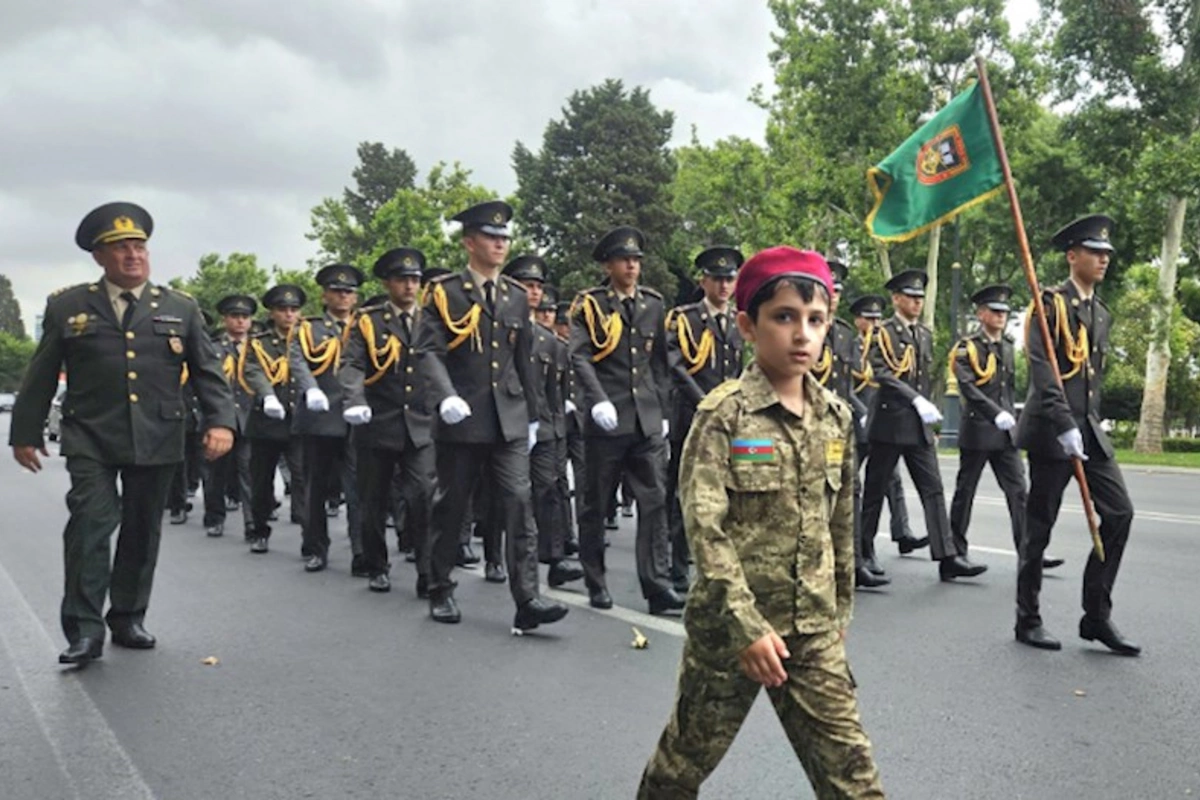 Bakının müxtəlif küçələrində hərbçilərin yürüşü başlayıb