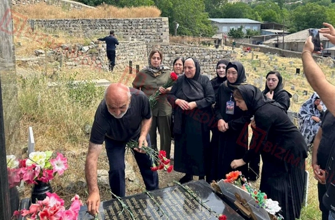 Şəhid anaları Ceyhun Hüseynovun məzarı başında — VİDEO/FOTO Şəhid anaları Ceyhun Hüseynovun məzarı başında — VİDEO/FOTO