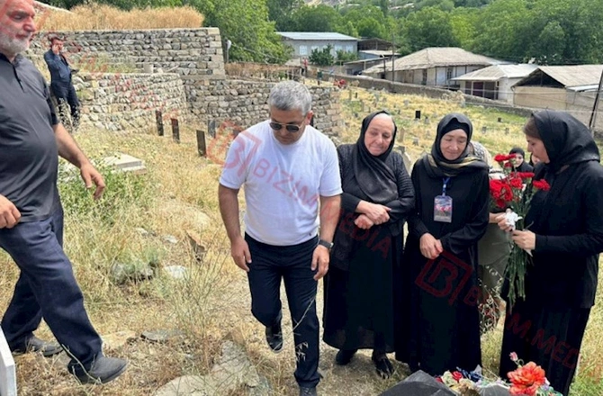Şəhid anaları Ceyhun Hüseynovun məzarı başında — VİDEO/FOTO Şəhid anaları Ceyhun Hüseynovun məzarı başında — VİDEO/FOTO