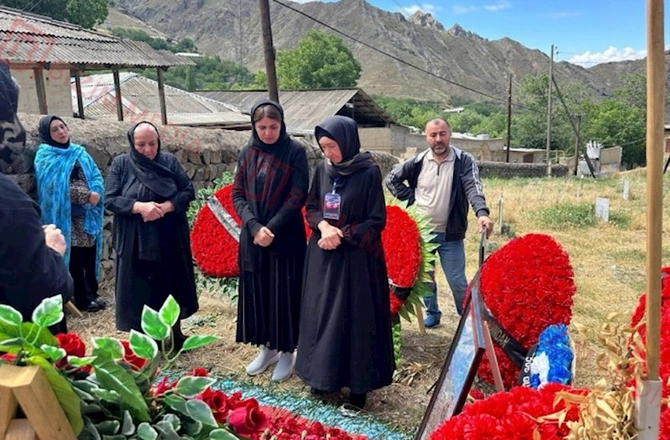Şəhid anaları Ceyhun Hüseynovun məzarı başında — VİDEO/FOTO Şəhid anaları Ceyhun Hüseynovun məzarı başında — VİDEO/FOTO
