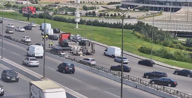 Yük maşınının üzərindəki texnika yola aşdı — FOTO