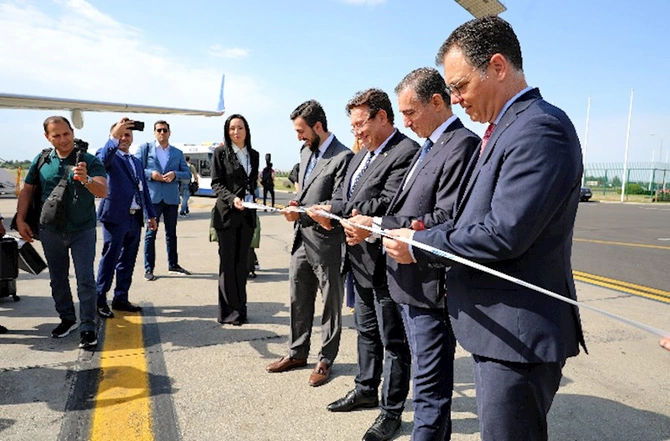 AZAL Buxarestə ilk reysini həyata keçirdi — FOTOLAR