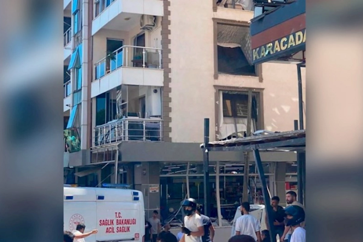 İzmirdə mağazada partlayış olub, ölənlər var