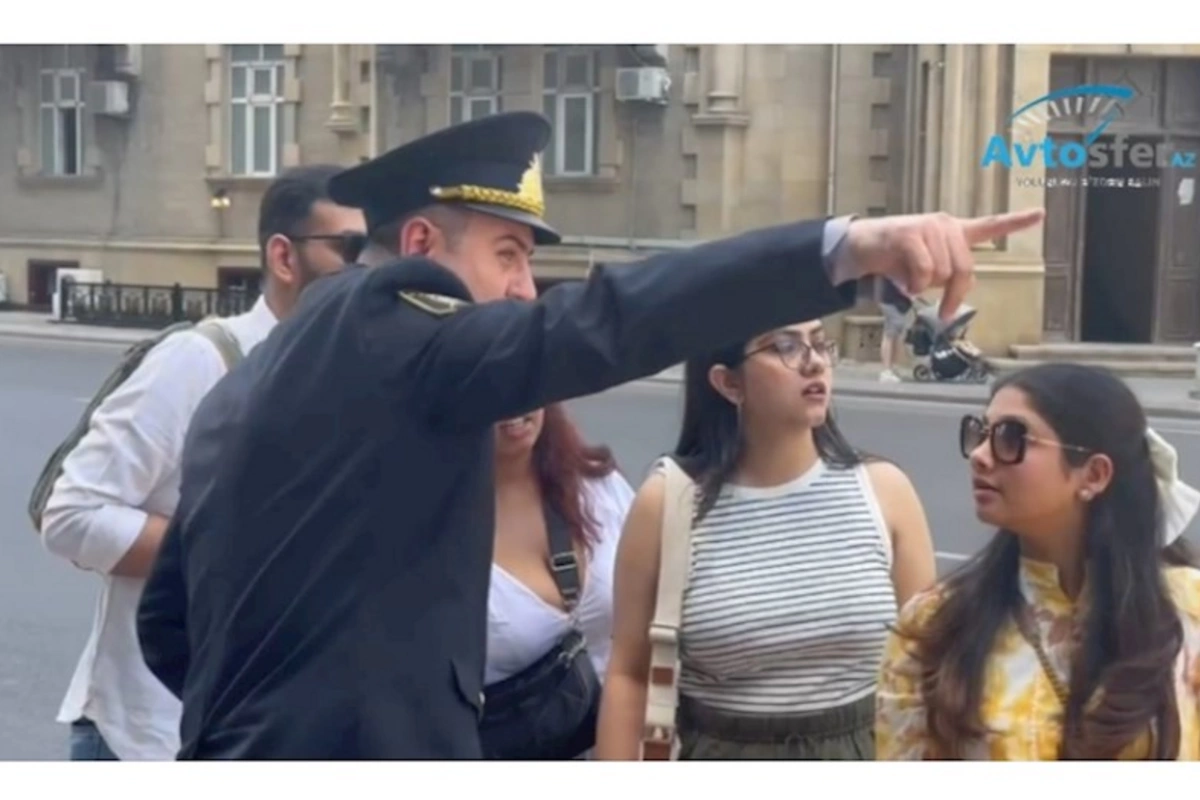 Toğrul Nəsirli qayda pozmağa çalışan hindistanlı turistlərə piyada keçidini göstərdi — VİDEO