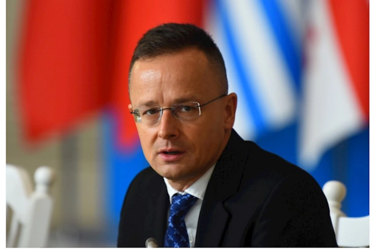 Peter Siyarto Azərbaycana gəlir