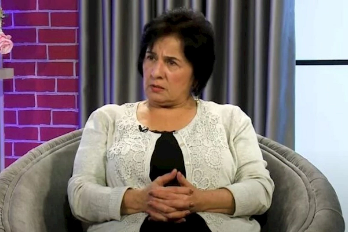 “Mən dərs danışıram, oğlan dönüb qızın ağ baldırına baxır” — VİDEO