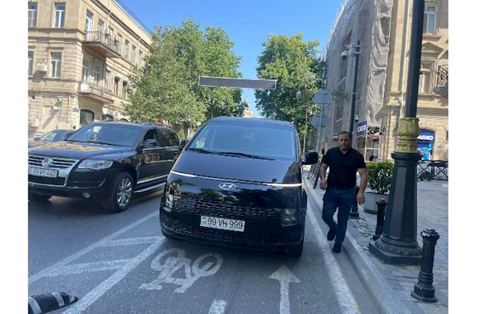 Velosiped zolağına girən sürücü skuter sürənə zor tətbiq etdi — FOTO