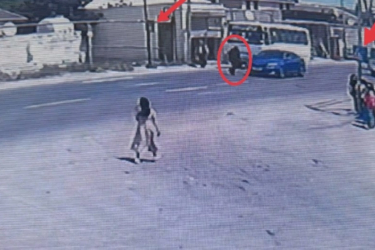Avtobusun qabağından qaçan kişini maşın vurdu — ANBAAN GÖRÜNTÜLƏR